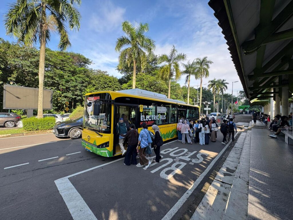 Dummy foto bis kuning di kampus UI
